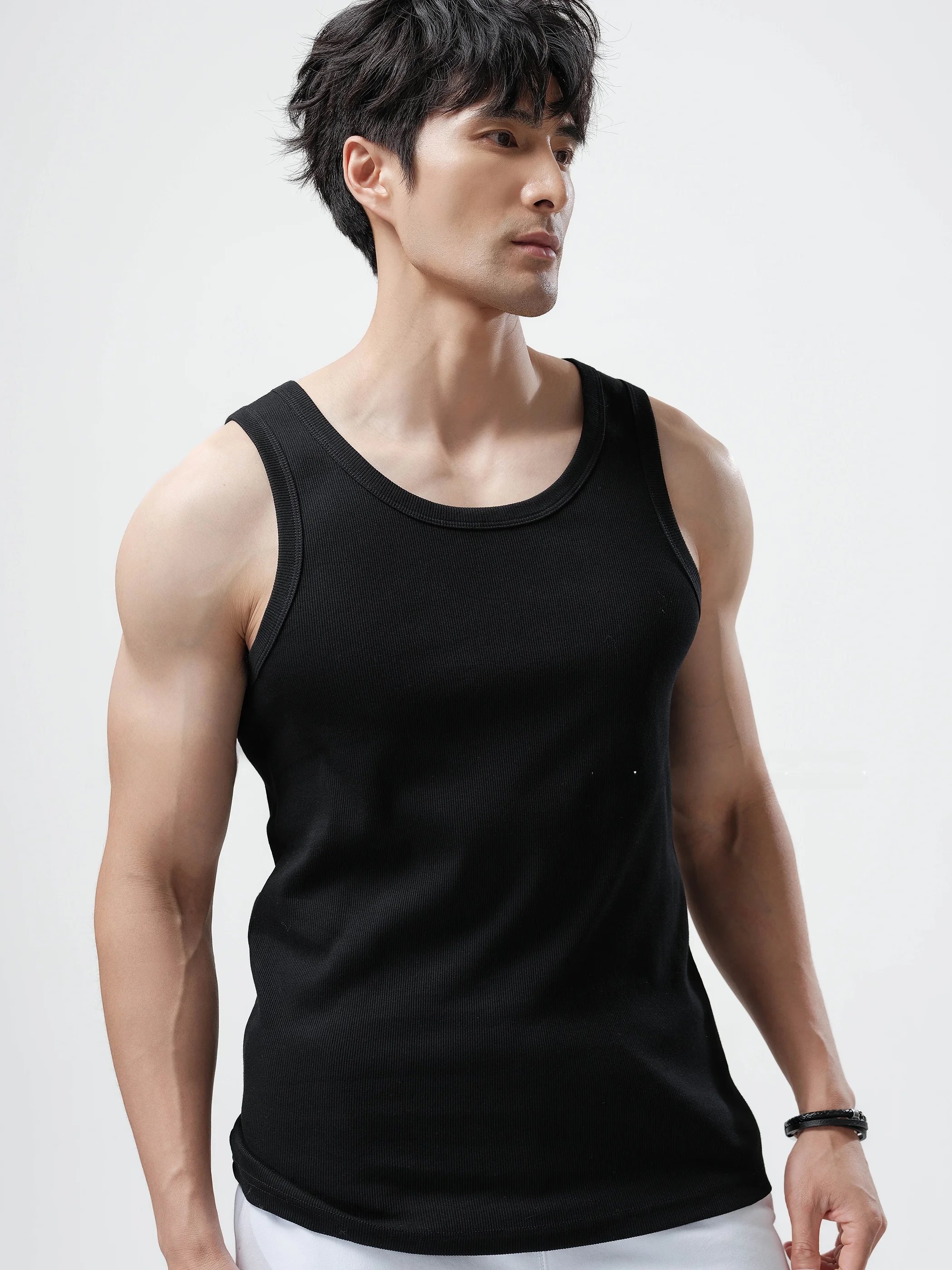 細身男子が夏をどう過ごすか？アイス感覚のリブコットンTシャツが解決する悩みとは