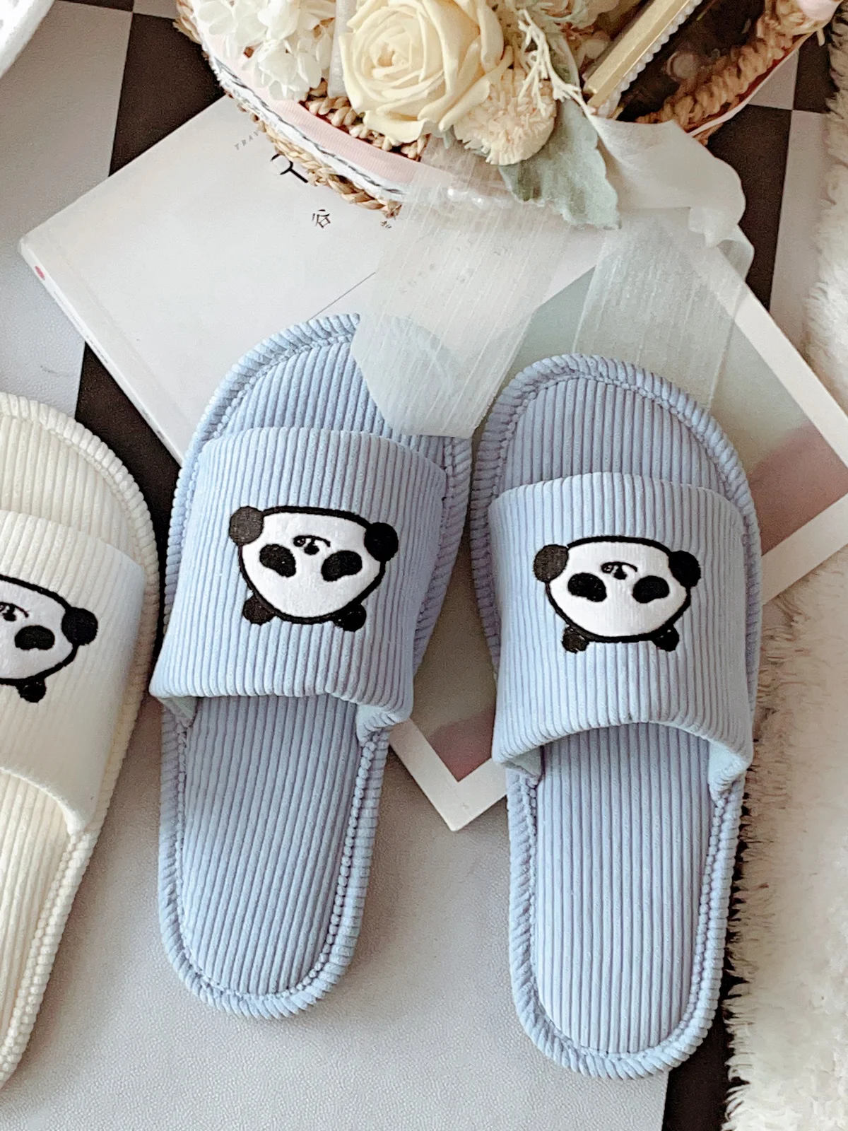 シンプルなレトロ風刺繍付きカップル用ルームシューズ：双足対応のホームシーンでの実用性とデザインのバランス