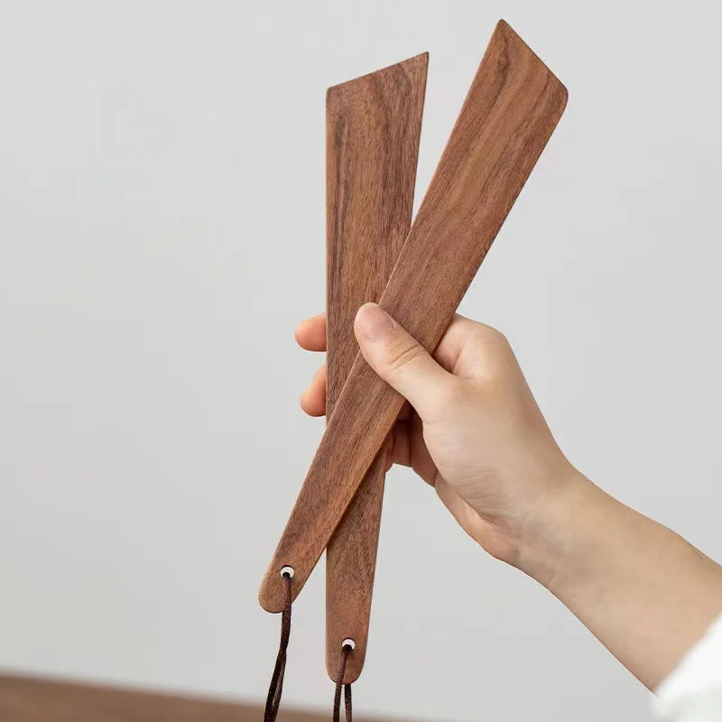 柚木製フライ返し：キャンプ用のノンスティック三角形フライ返しの実用性と使い方
