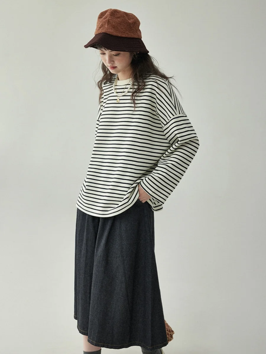 大人可愛い服 40代コーデ｜黒と白ストライプTシャツの着こなしガイド