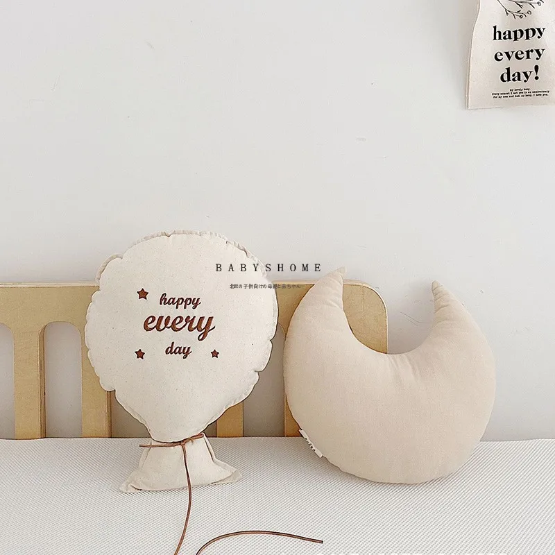北欧風ベビー誕生日記念刺繍クッション：9ヶ月プレゼントに最適な名前入りバルーンデザイン