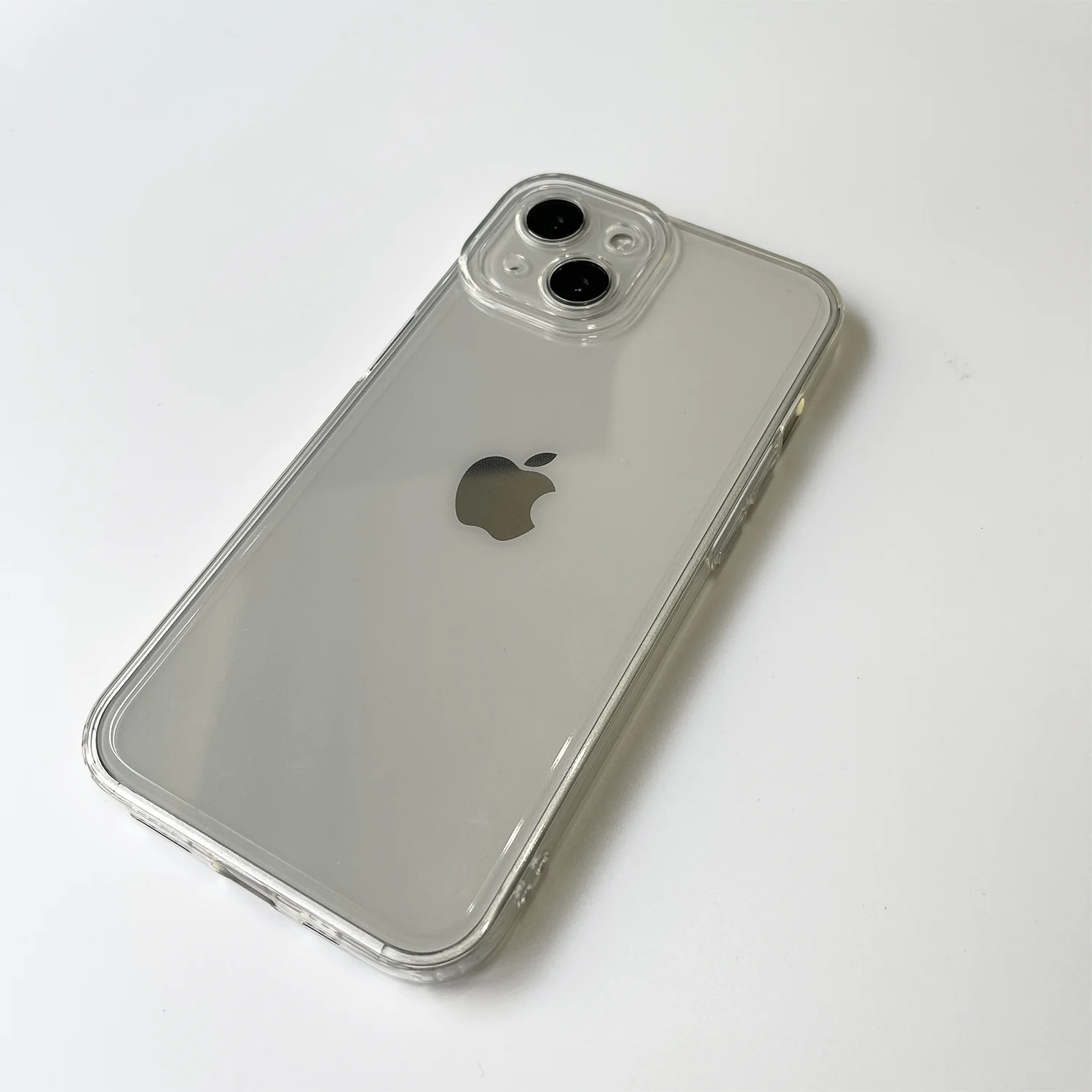 スマホフィルムは本当に必要？シンプルな透明ケースが解決する日常の悩みとは