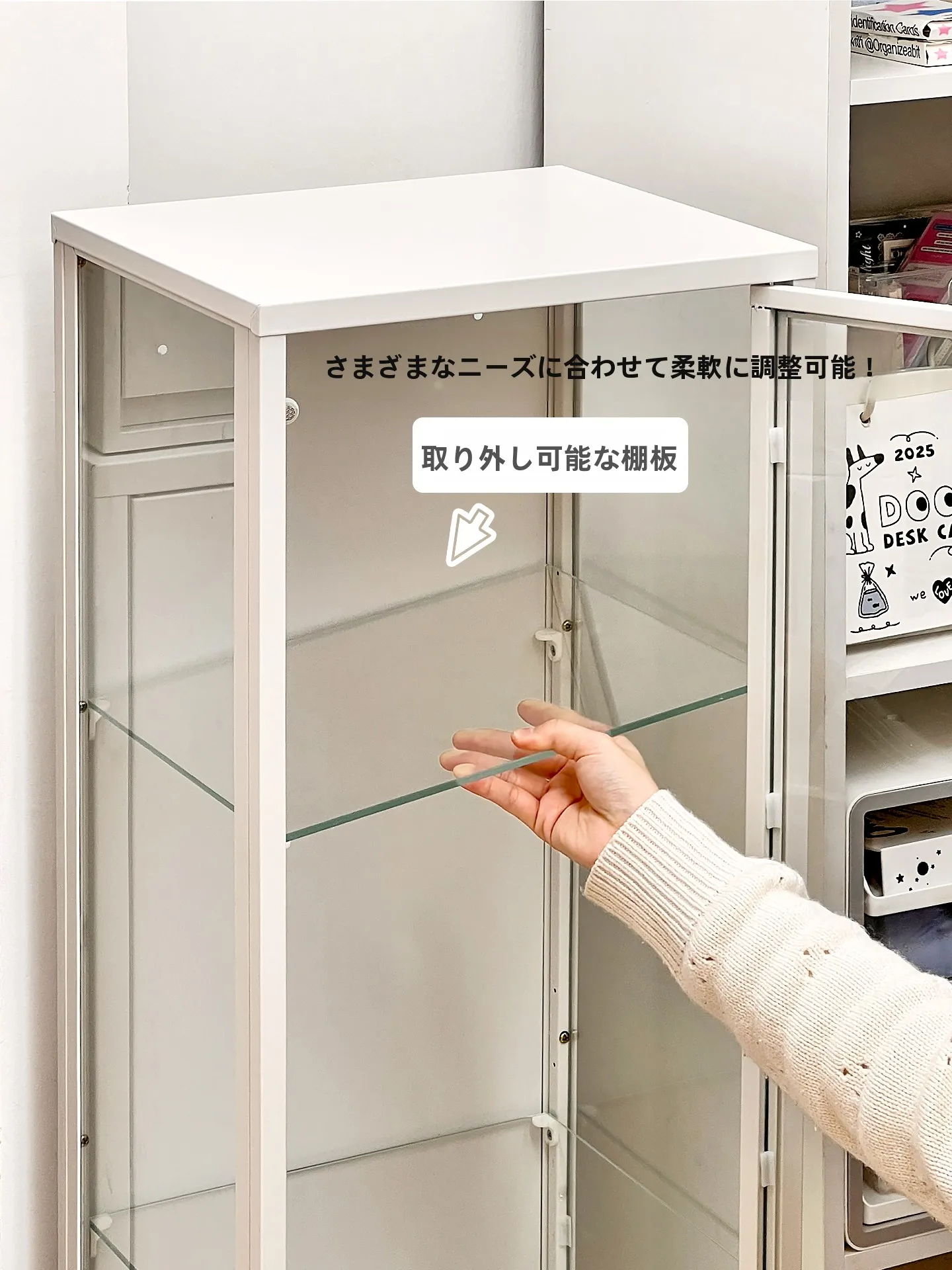 ガラスチェストの仕組みと実用性：スリムデザインの金属製収納キャビネット