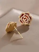 秋冬向け 気品溢れるレッドカメリアイヤリング【穴あけ不要・小さなストーンデザイン】