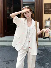 米白色のカジュアルデザイン 小馬プリントのショートスリーブジャケットとワイドパンツ【夏用・女性用】（セットアップ対応）