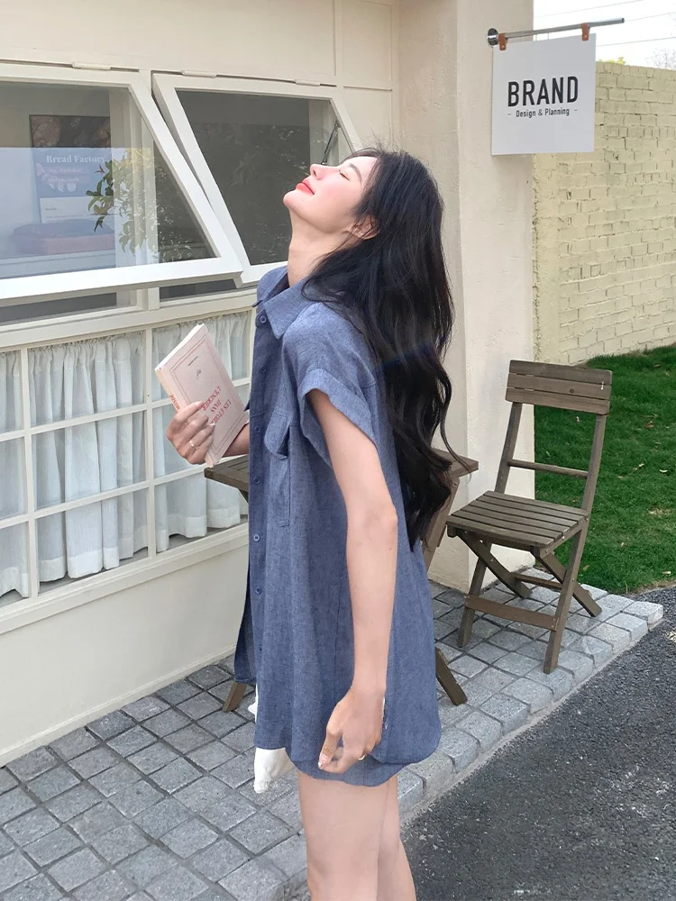 ラフな格好をどう選ぶ？灰色レトロ工装シャツとショートパンツのセットが解決するリアルな悩み