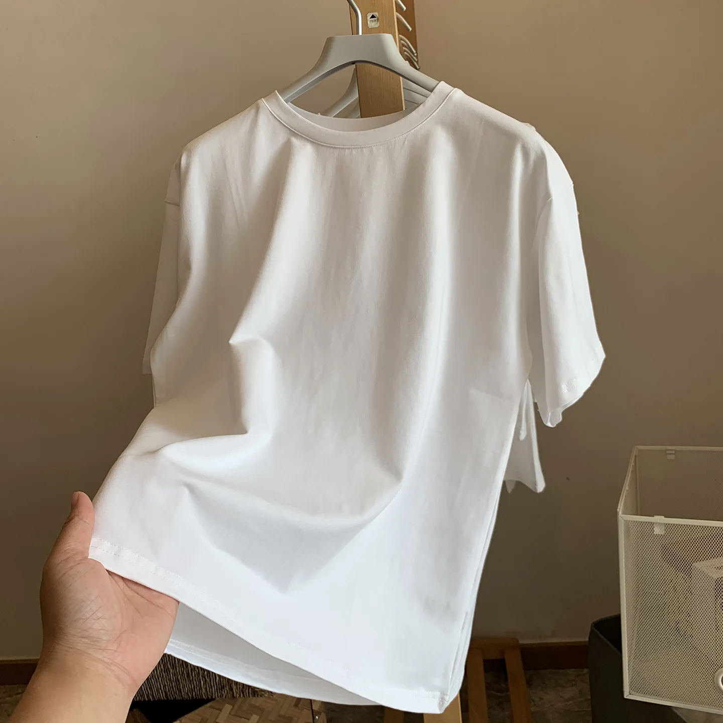 コットン製ブラックホワイト半袖Tシャツ：型崩れしないハンガー対応の夏用ゆったりデザイン