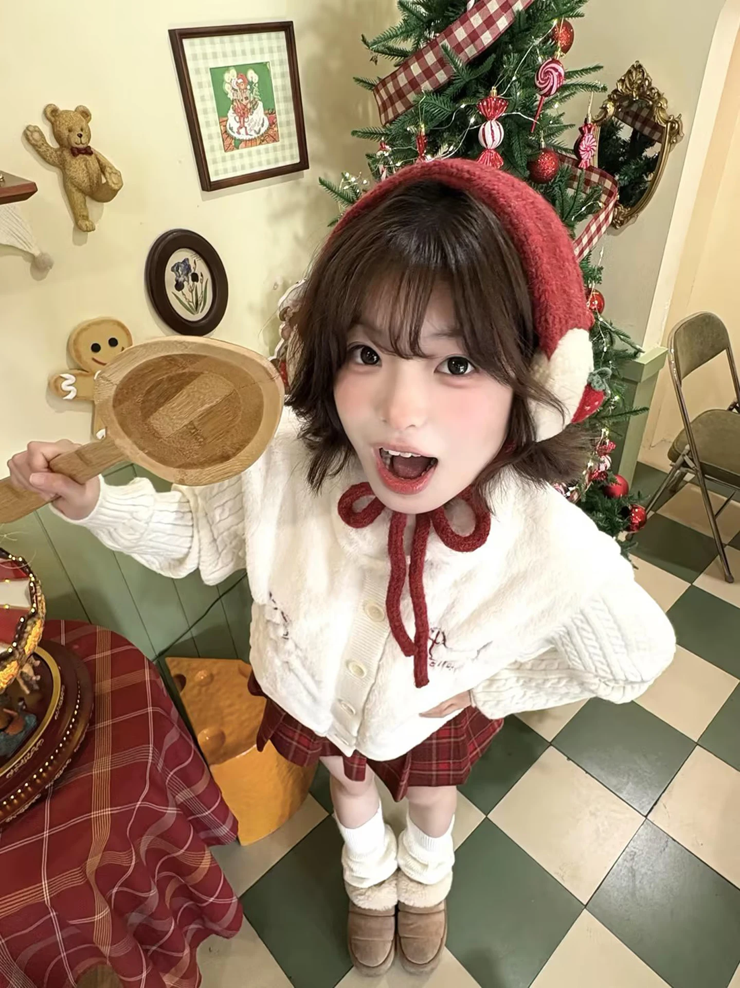 赤いニット麦わら帽子をどう選ぶ？ガーリーで春を彩る1つの魔法