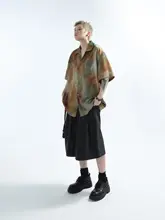 オーバーサイズのドロップショルダーシャツ【印象的なグラデーションデザイン】