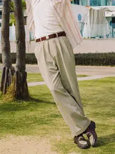 カジュアルなデザインのカーキ色ストレートパンツ【軽量・中高腰・男性用】