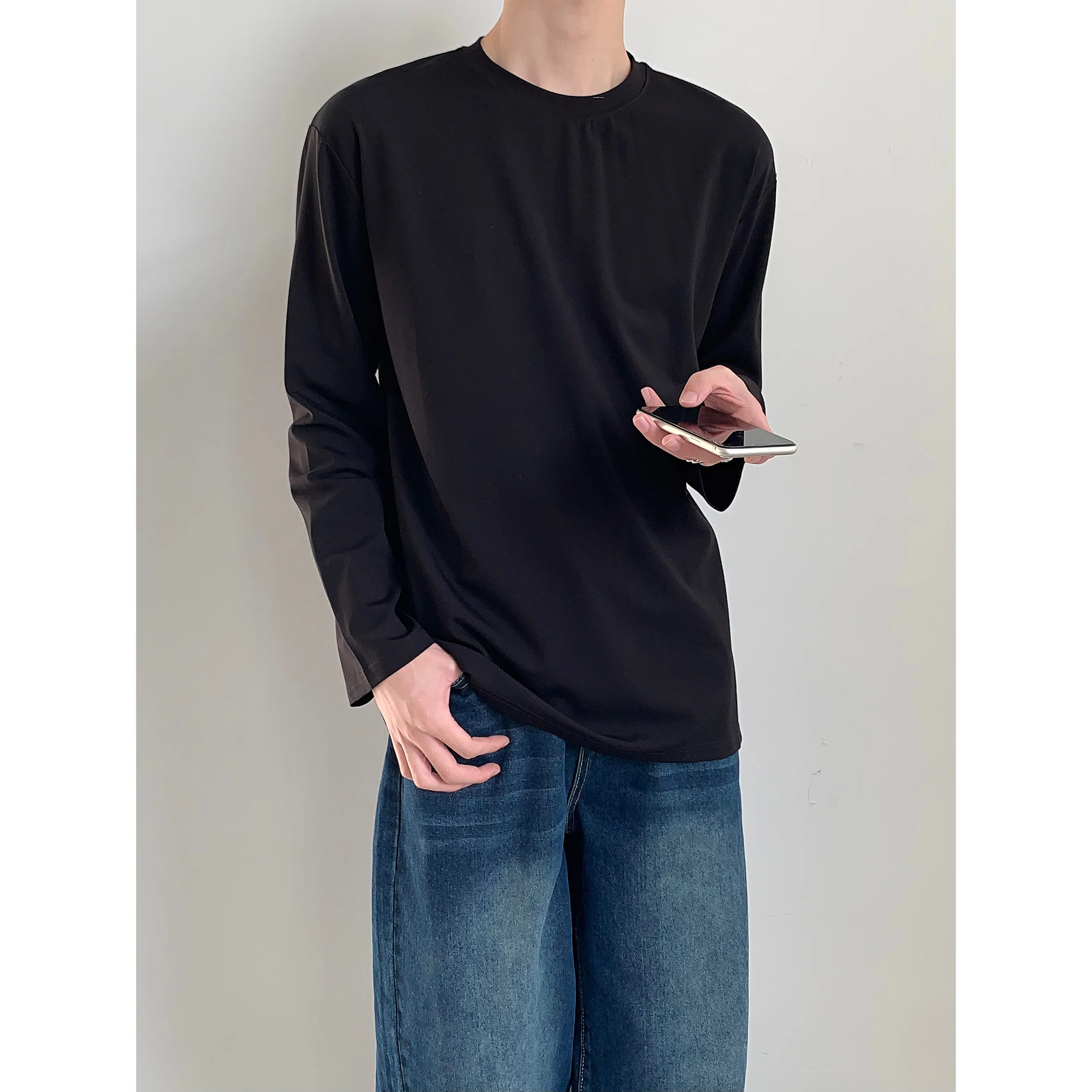 Tシャツを横から見るとどう着こなす？高級感ある長袖Tシャツの着こなしアレンジを徹底解説