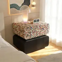 実木製 カラフルなモザイクデザインのベッドサイドキャビネット【高級感ある皮革仕上げ・収納力抜群】