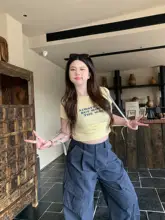 自由な発想のイエローレタープリントTシャツ【ショート丈・ラウンドネック・短袖】
