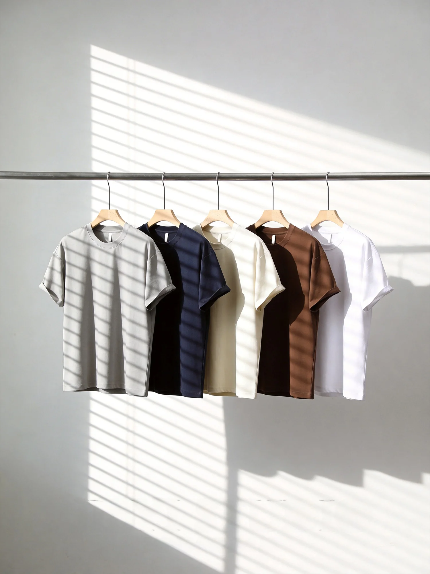 夏のTシャツに迷っているなら、これで解決できる？「介乙」のシンプル無地半袖シャツがおすすめの理由