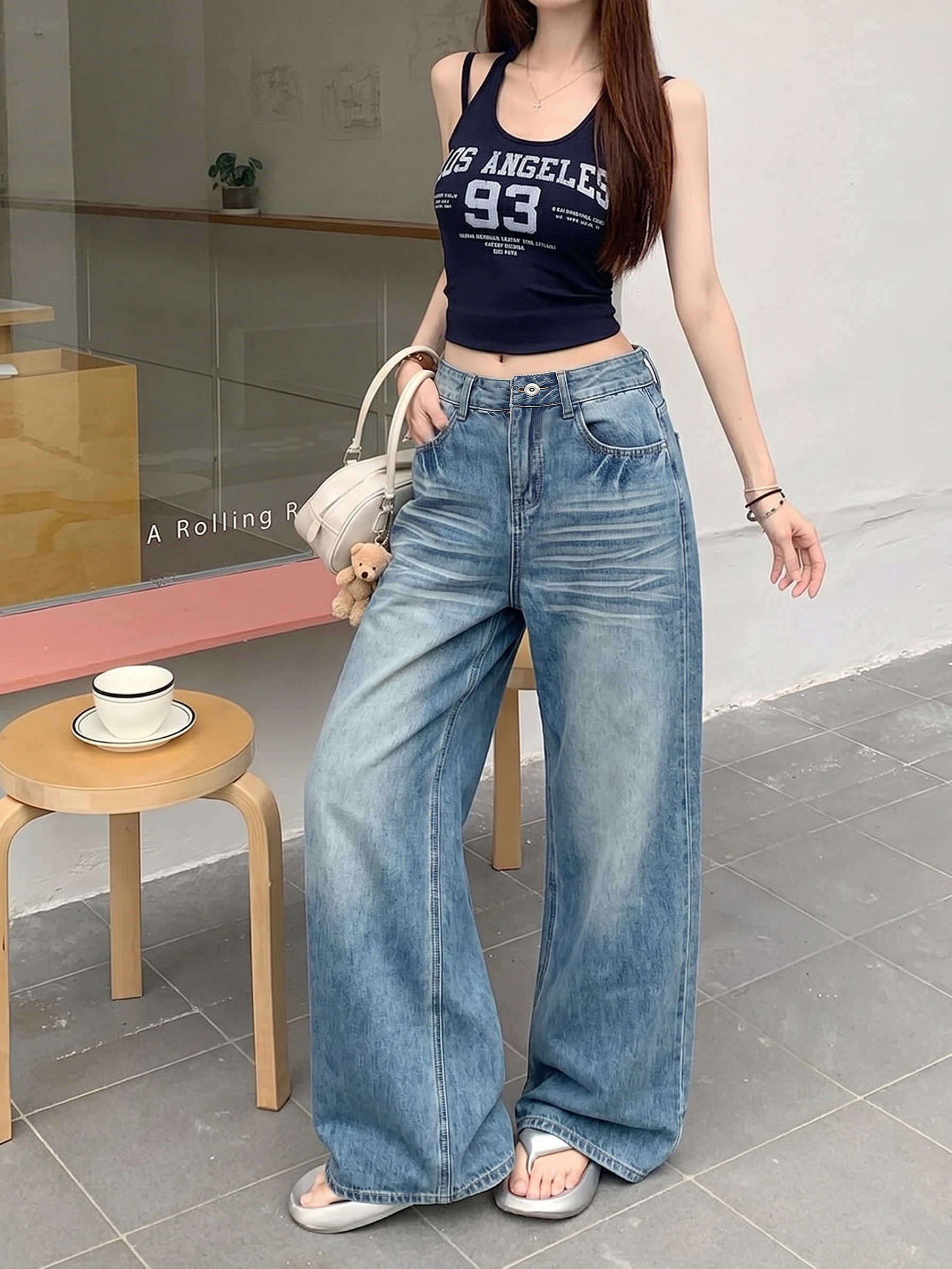 美しいビンテージ風のウォッシュブルージーンズ：40代女性の夏通勤に最適なワイドレッグパンツ