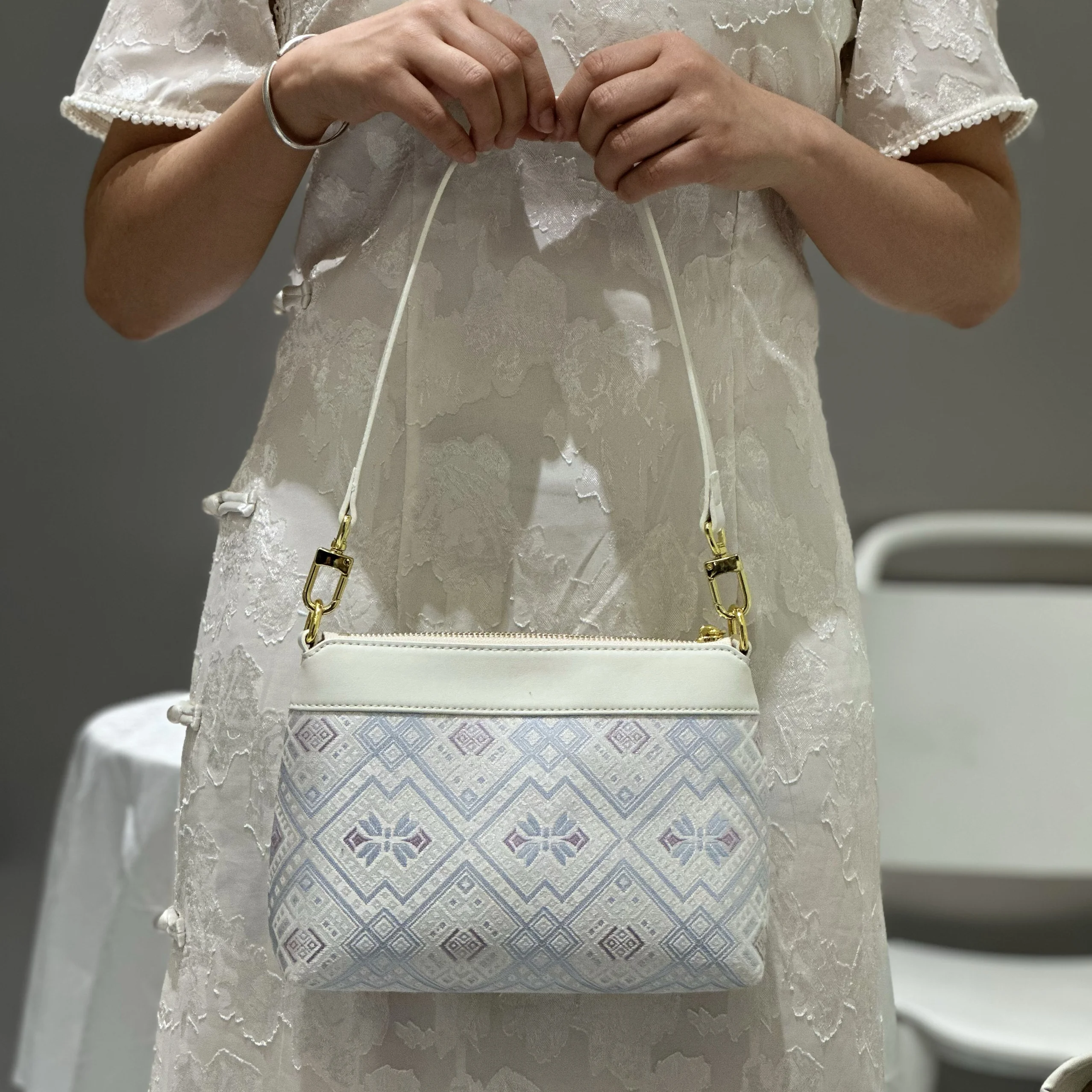 伝統的な壮族の織物を使用したショルダーバッグ：英倫風コンパクトトートの実用性とデザイン特性