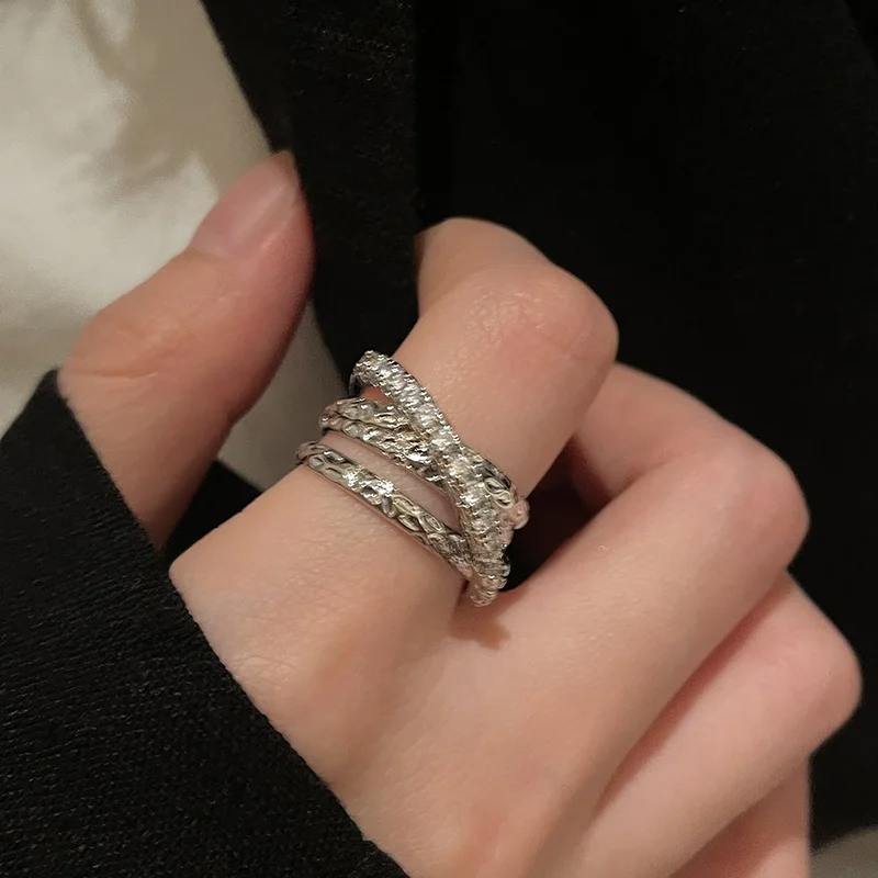 金色のオープンリング：50代女性向けの軽やかなデザインと重ね付けへの最適解