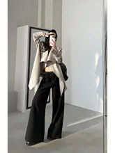 ウェストベルト付き不規則デザインのラッカー仕上げショートトレンチコート【女性用・大きな襟】