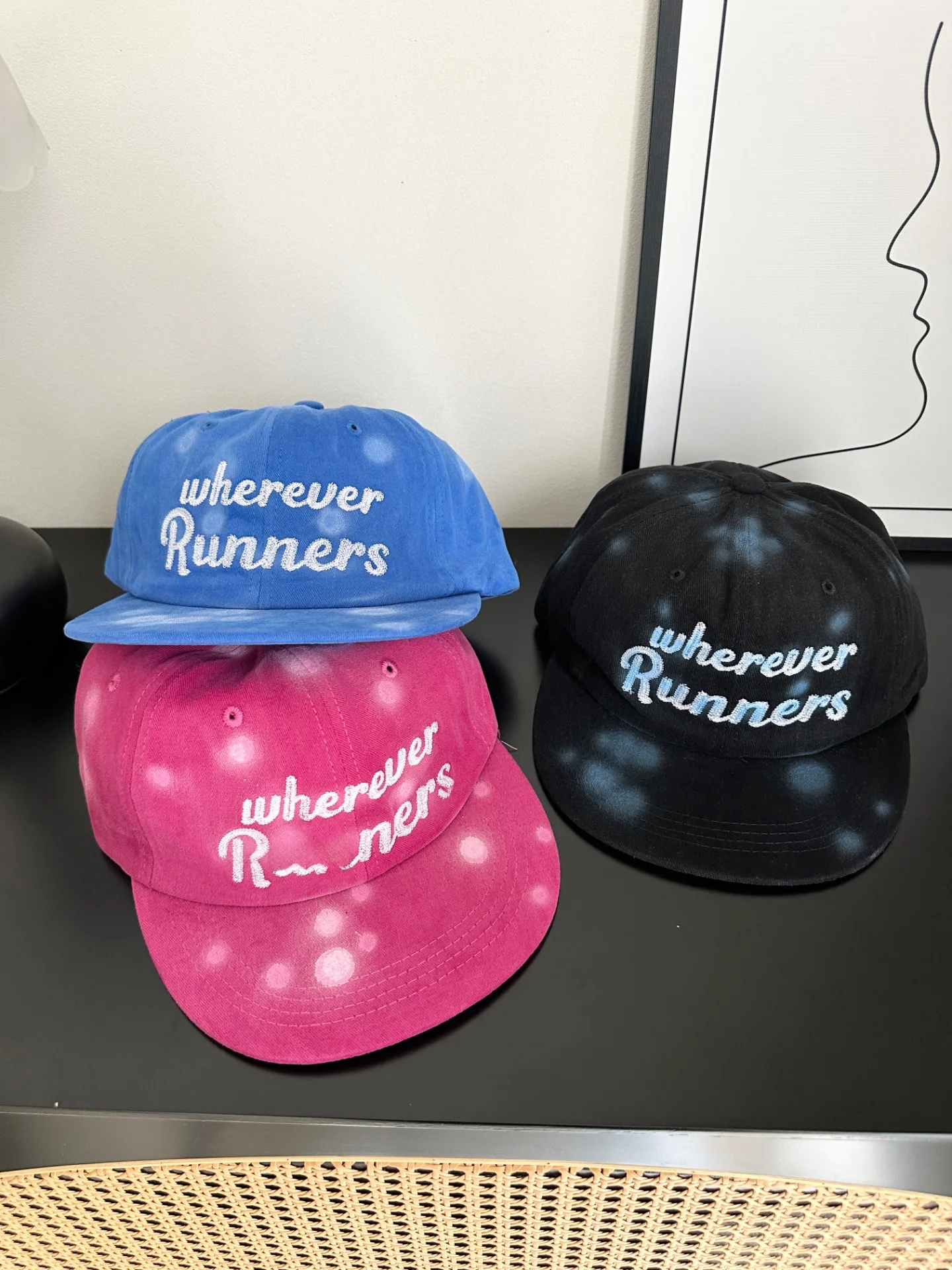 running cap とは何か：鮮やかなピンクの平ツバ帽子【ドット柄・女性用】の機能と実用性