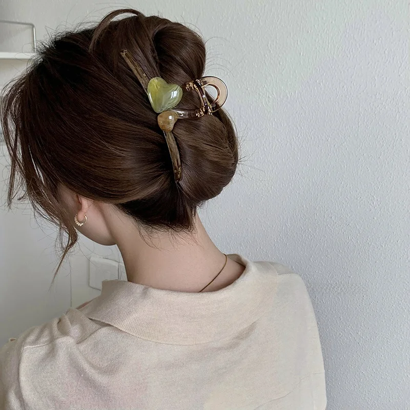 こめかみコリコリに悩むあなたに、今すぐ使えるヘアアクセサリーは？