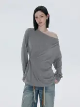 グレーのオフショルダー長袖Tシャツ【フィット・カジュアルスタイル】