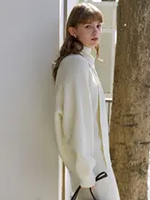 冬の女性用ニットセーター【純羊毛・ホワイト・ゆったりデザイン・取り外し可能なスカーフ】（セットアップ対応）