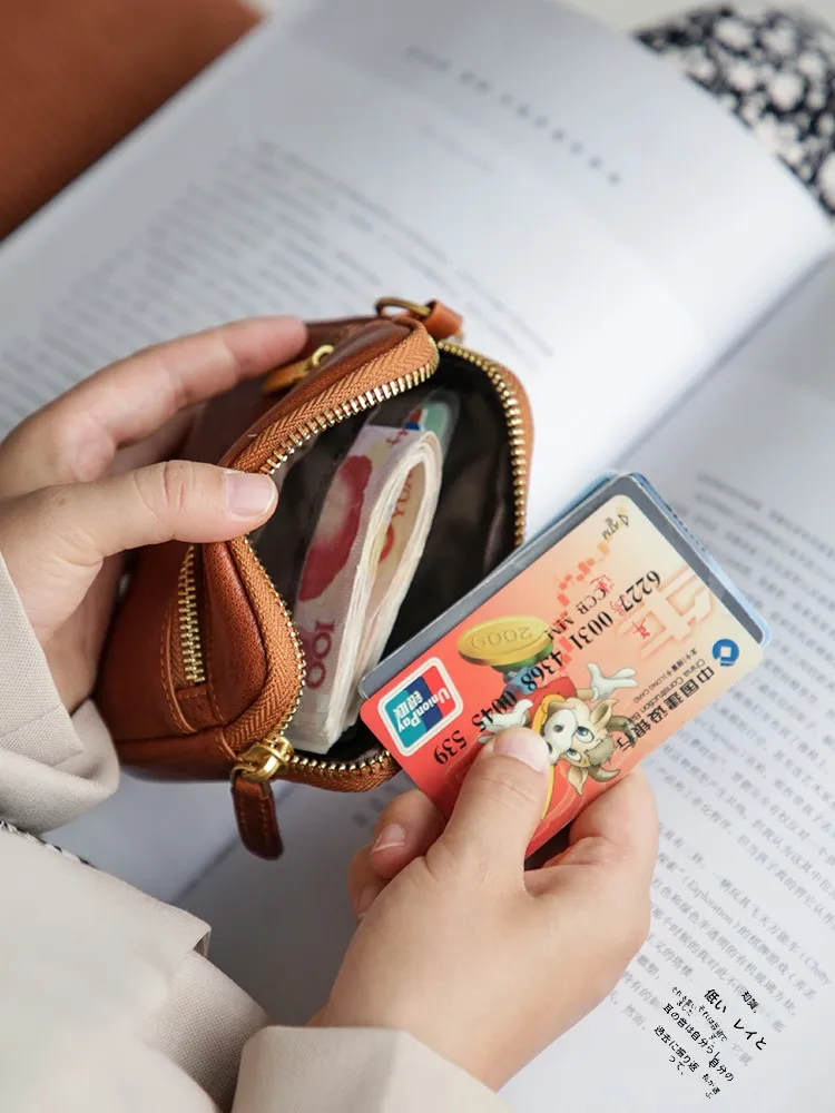 ラウンドファスナー ミニ財布 おすすめモデル：本革製レトロ小銭入れの実用性と使い方