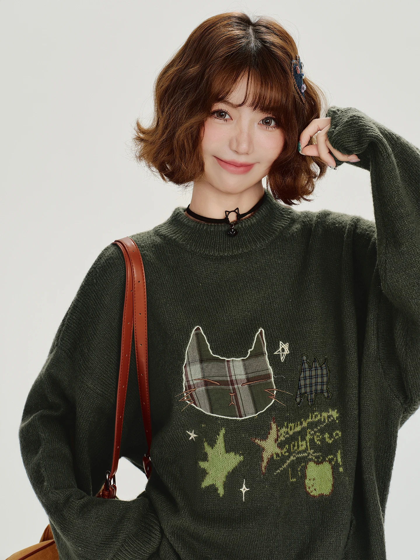 美しい刺繍デザインのラウンドネックニットセーター：ハンドメイド編みニットの実用性と素材特性を解説