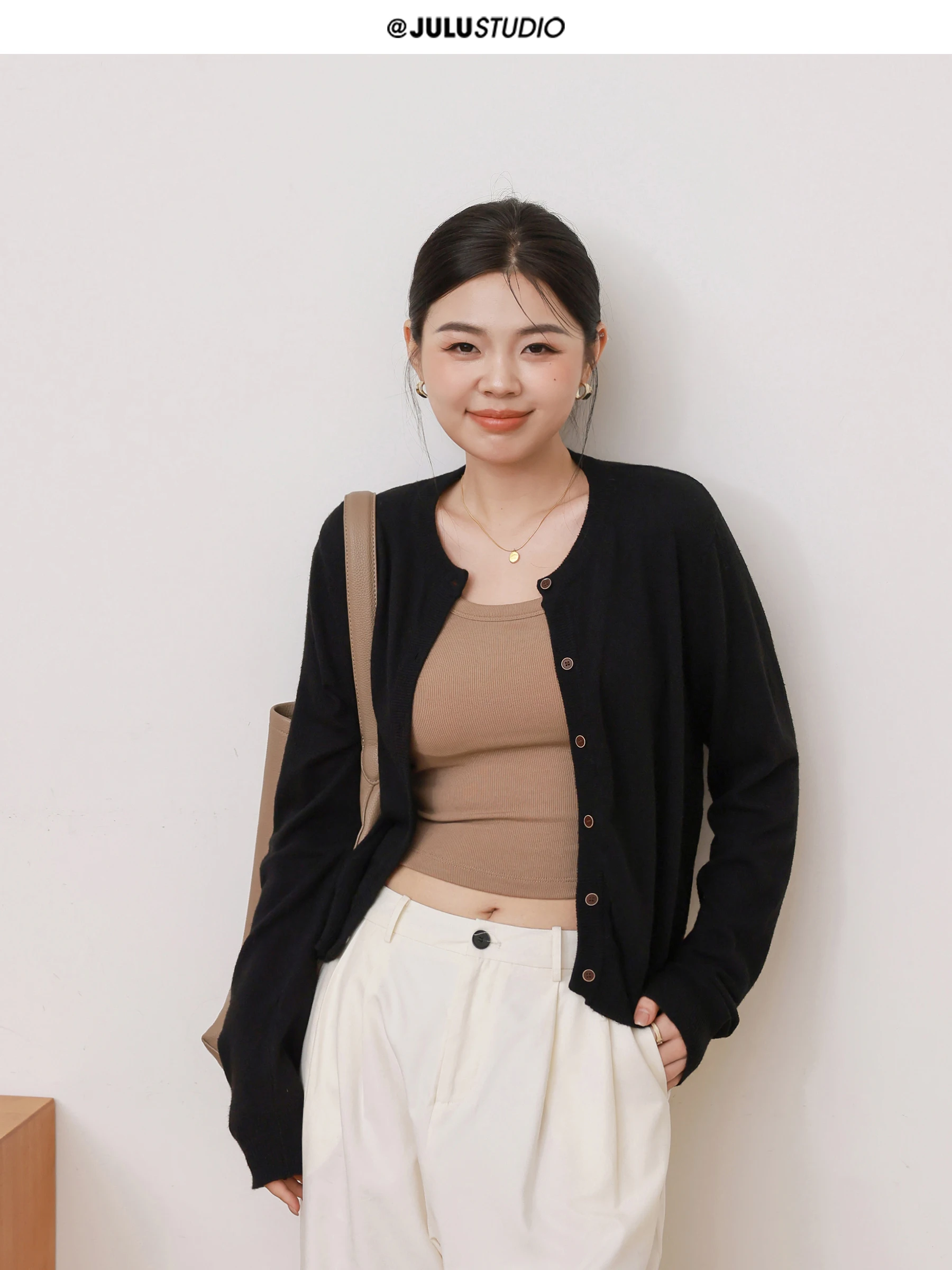 「cカップのtシャツ」は  本当に存在するの？その答えは、内蔵カップ付きのシンプルタンクトップに隠されている
