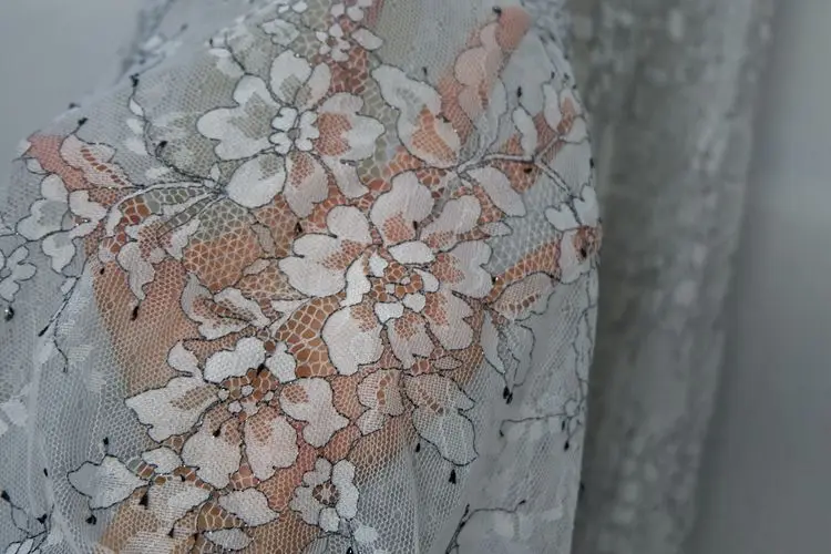 高級レース素材の特徴と実用性：コントラストデザイン・刺繍付き生地の使い方