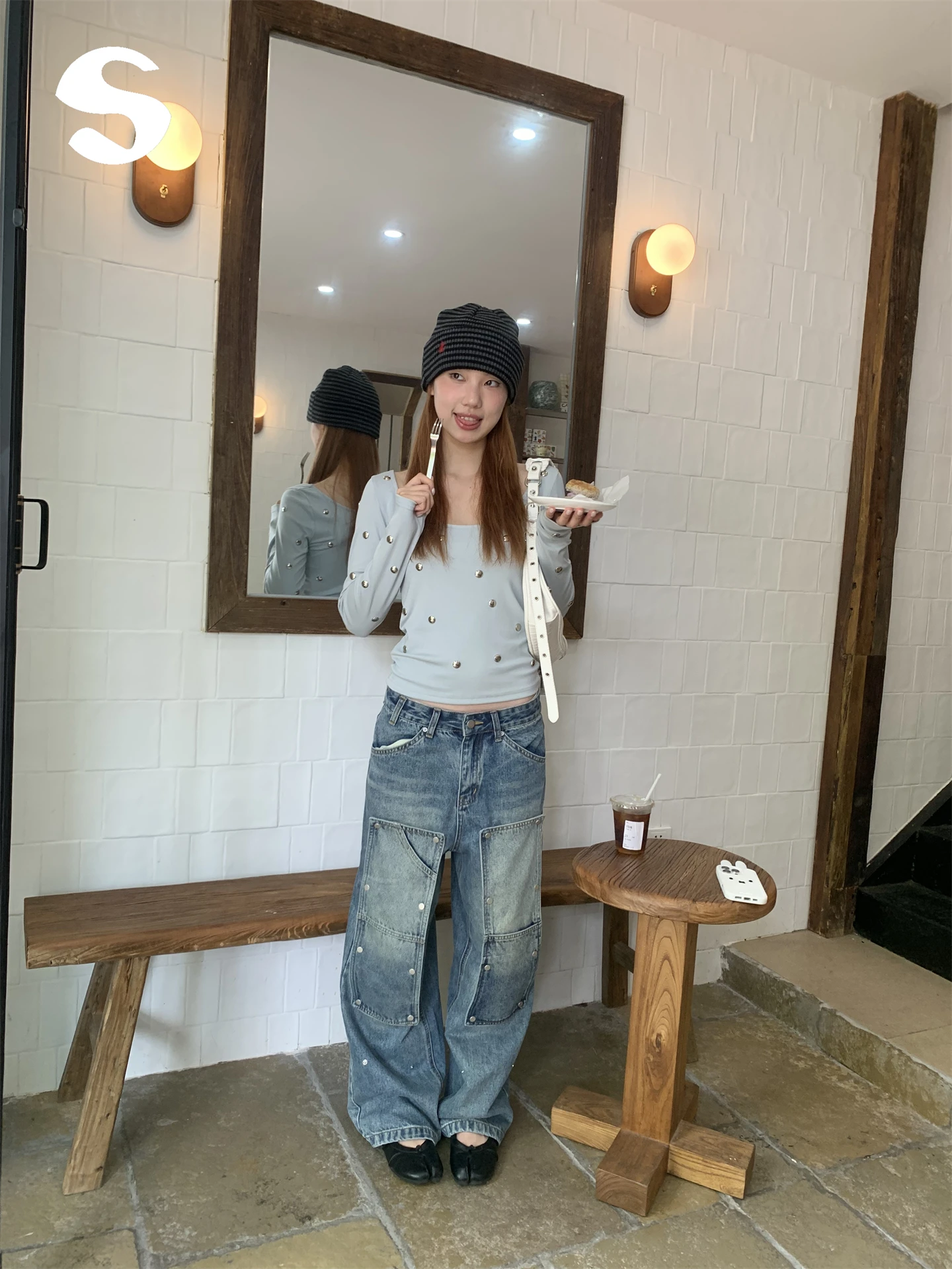 春のTシャツとワンピースを組み合わせるとき、どうやって着こなすのが自然か？