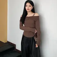 デザイン性のあるオフショルダー 吊り帯ニットトップス【女性用・スリムフィット・秋用】