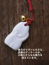 招き猫デザインの陶器製掛け飾り【幸運のお守り・スマホ用チャーム】