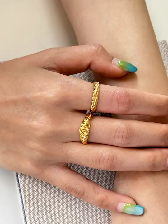 金色のバッファローホーンデザインリング【極上の柔らかさのチタン製・ファッション対応】