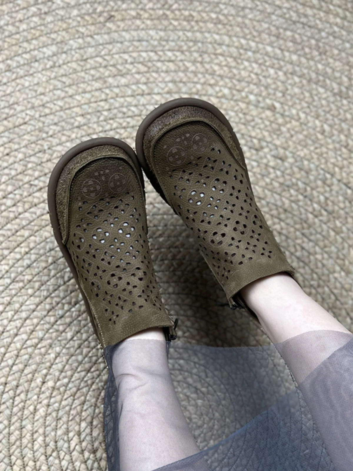 レトロデザインの高めヒールサンダル：本革・透穴・通気性・フラットソールの実用性と使い分け