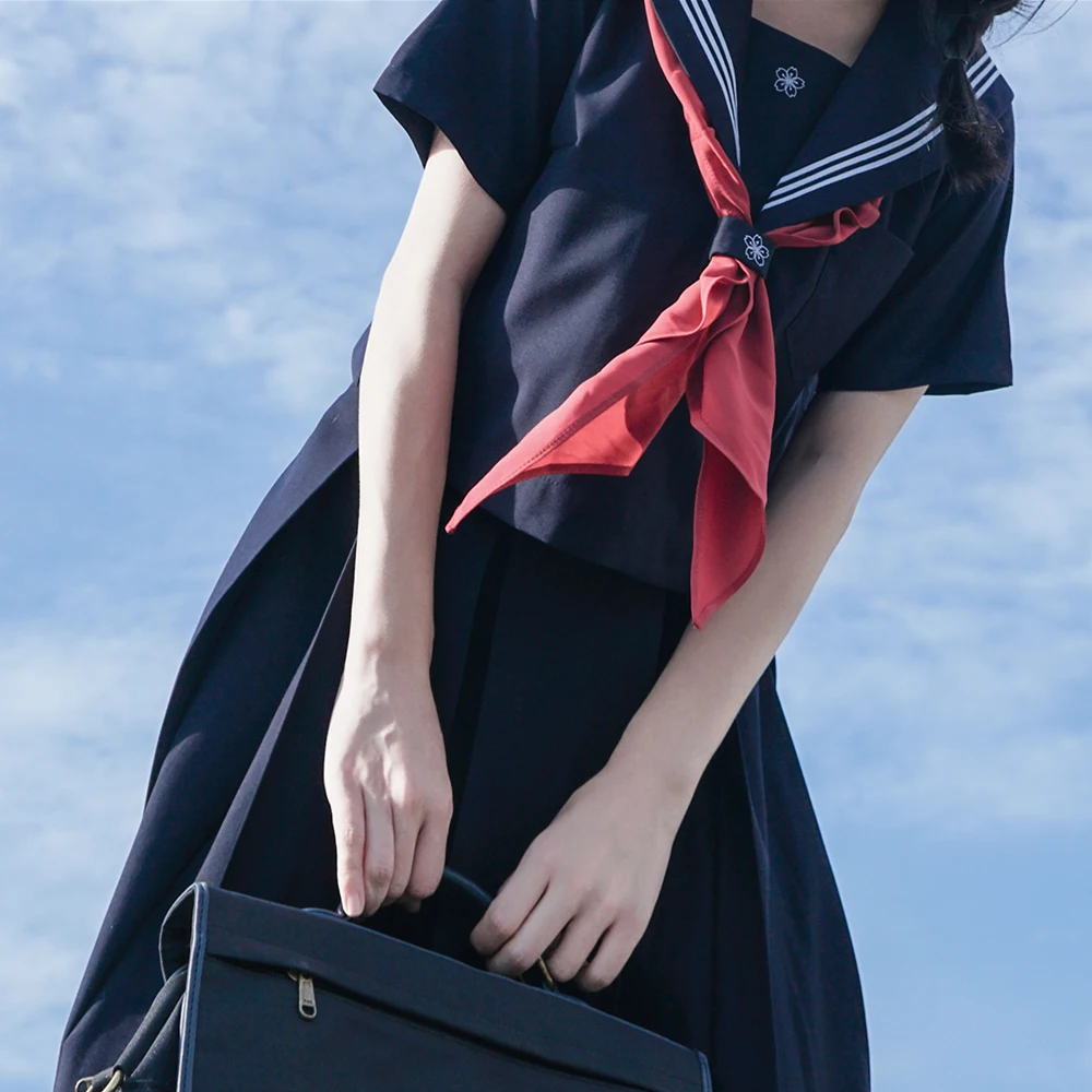 高校生の夏服に何が大切なのか？紺と白のシンプルな短袖が選ばれる理由