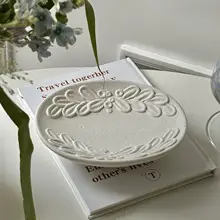 フランス風陶器製浮彫りデザインのトレイ【高級感ある陶器製・ソープディッシュ・洗面所用】