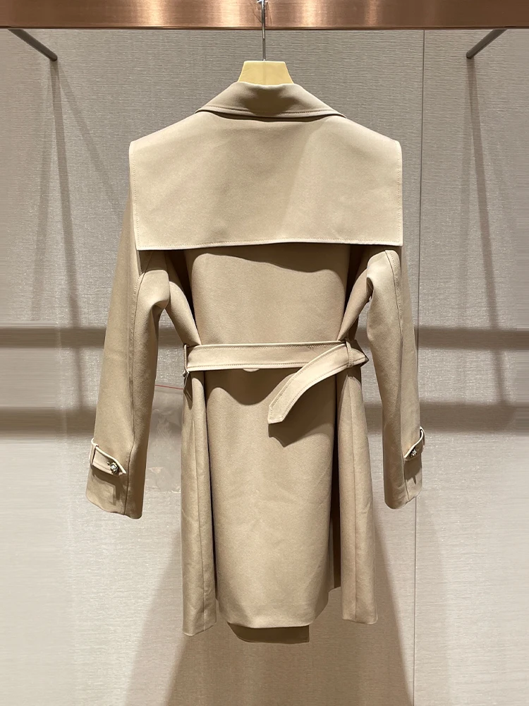 カーキ色のトレンチコートで、ブリティッシュファッションの本質を体感できるのか？