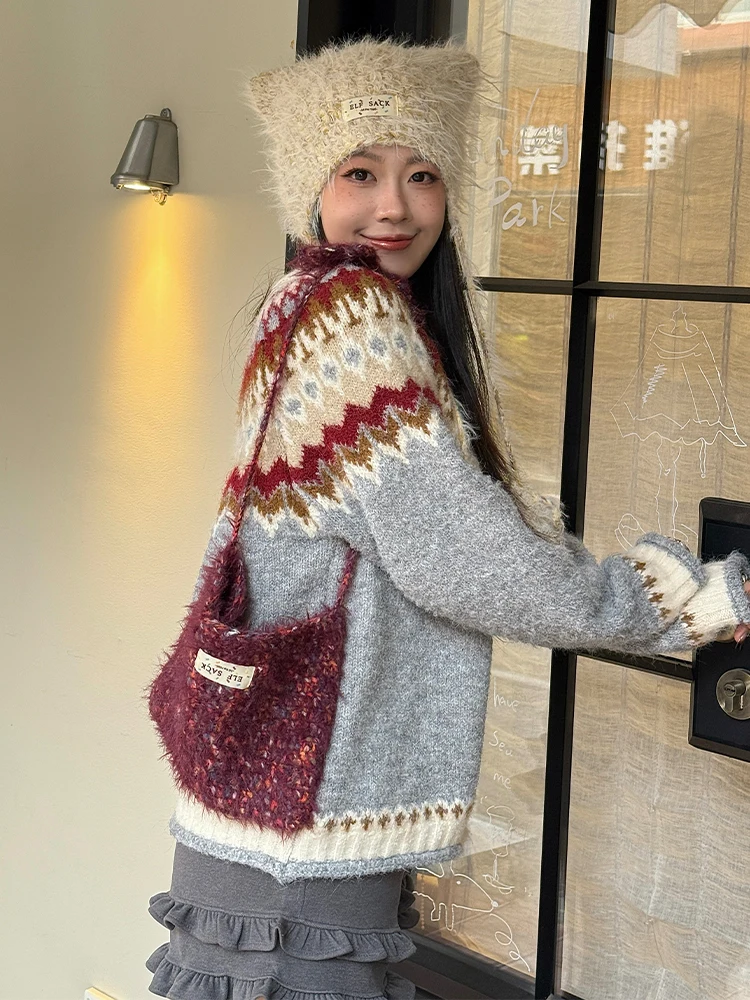 ヴィンテージ風 赤いニット帽：耳あて付きの柔らかさと冬の日常使い方