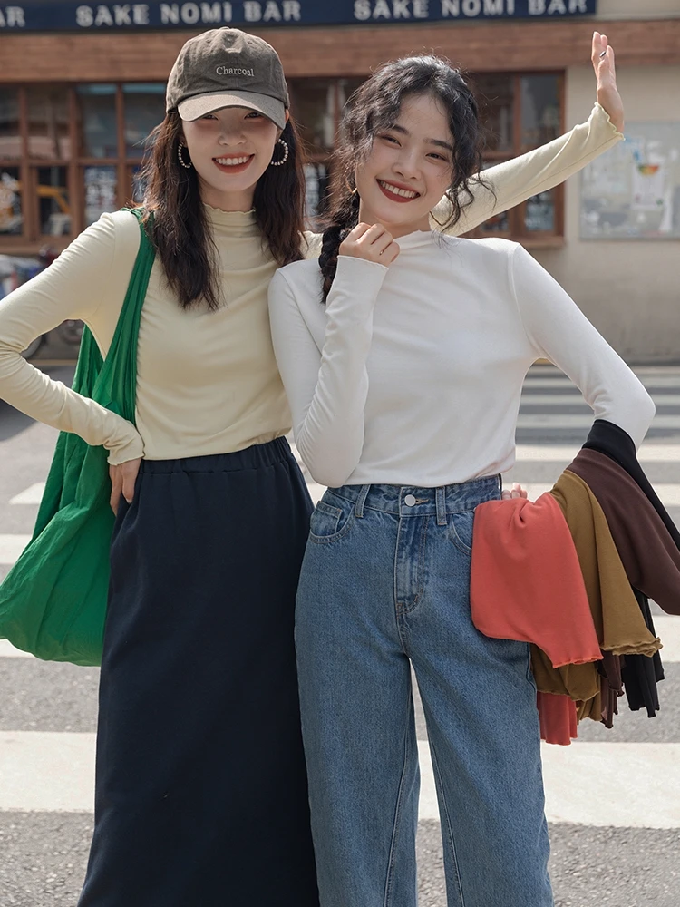きれいめコーデの基本アイテムとしての白色ハイネック長袖Tシャツ