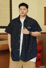 大きいサイズ用の夏用デニム半袖シャツ【カジュアル・ゆったりフィット・フラワープリント】