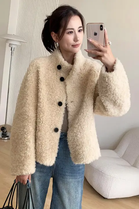 羊剪绒素材の短丈女性用コート【立ち襟・コンパクトサイズ・冬用】