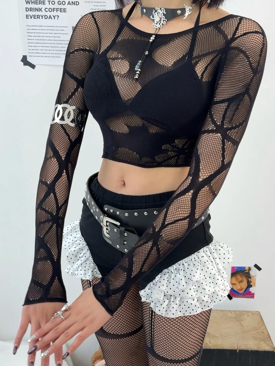 黒いメッシュトップスは、本当に通勤に合うの？
