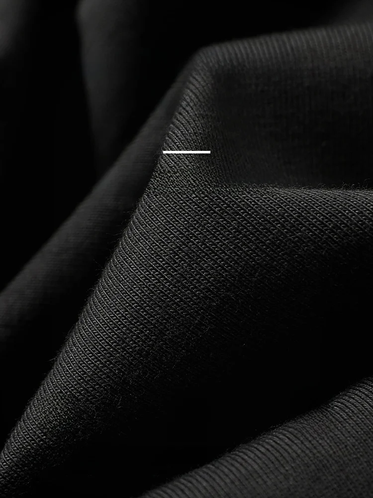 黒Tシャツを夏に着るなら、どう選ぶべきか？