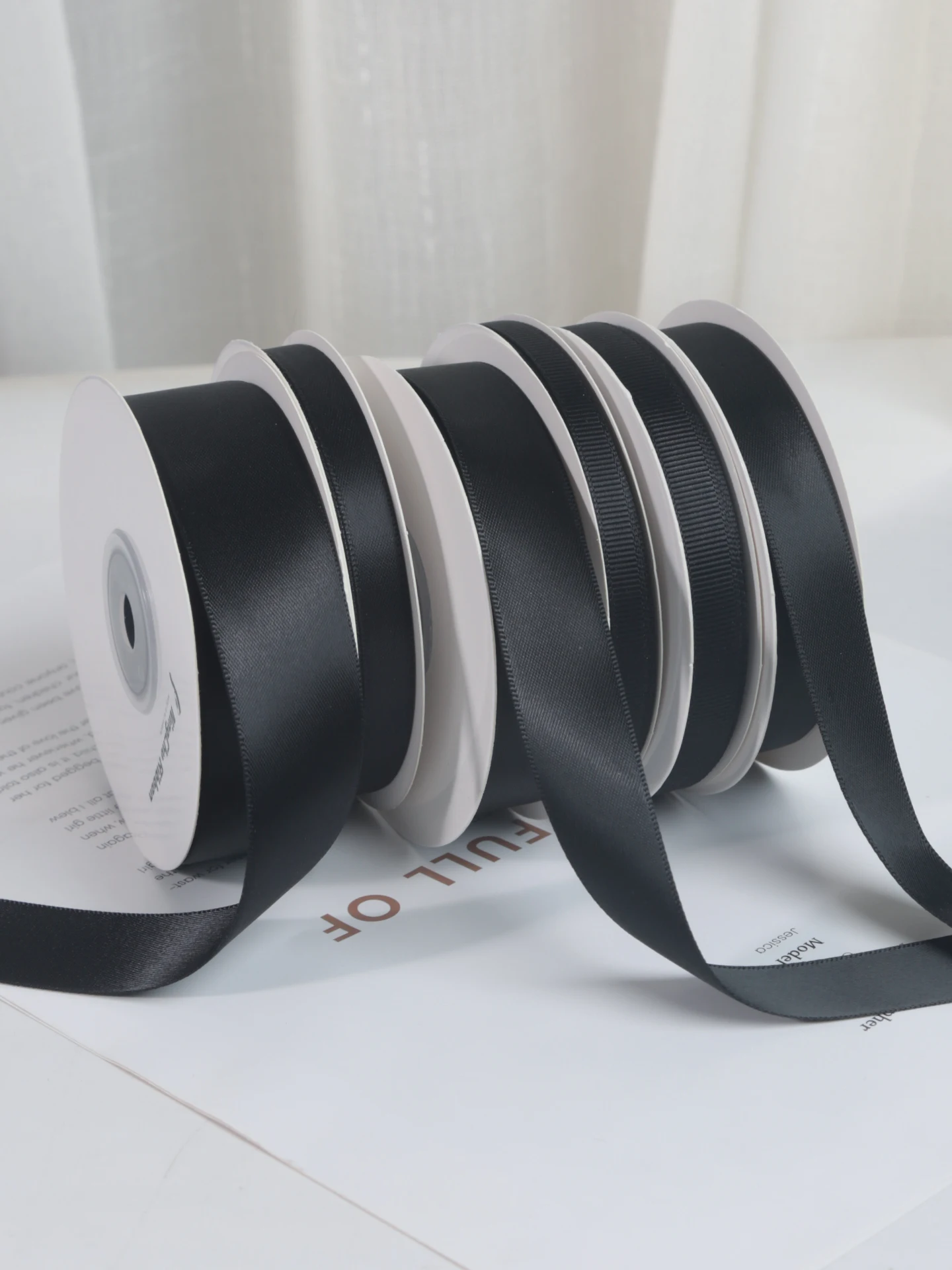 黒色リボンデザインのDIYギフト包装用リボン：おしゃれな包み方の実用ガイド