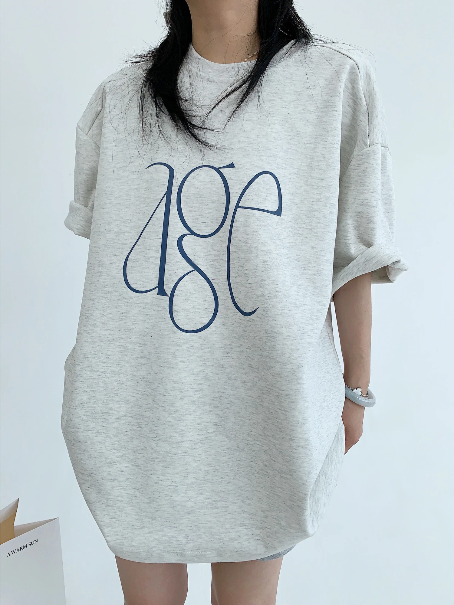 夏用チックでシンプルな高級感！レタープリントの短袖ルーズフィットTシャツ