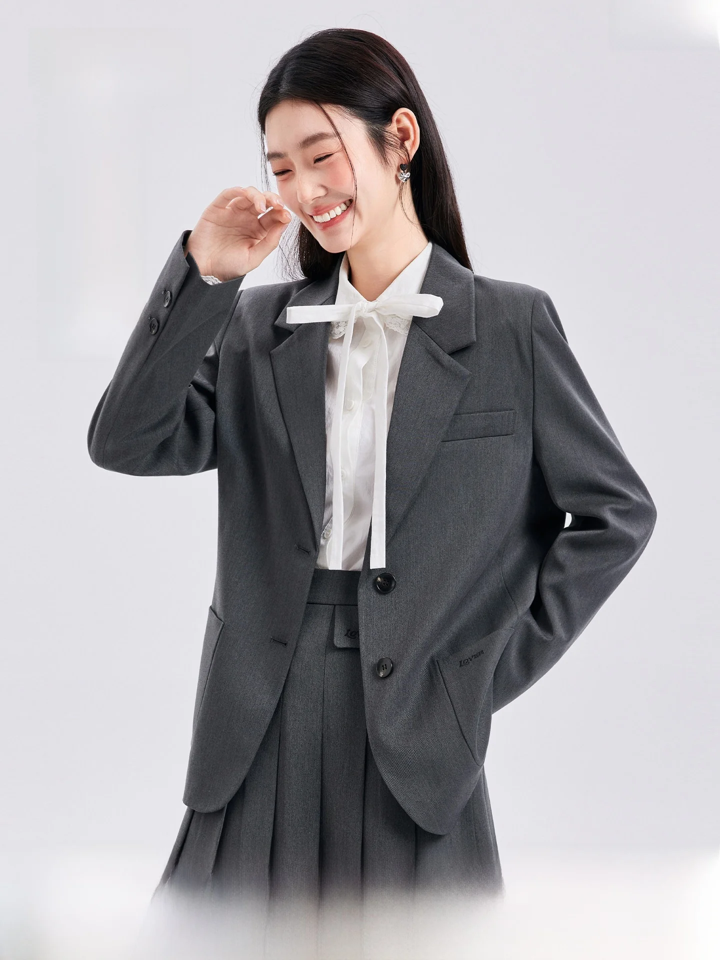 ビジネスカジュアル面接で失敗しない服装は？グレーのスーツが解決する3つの理由