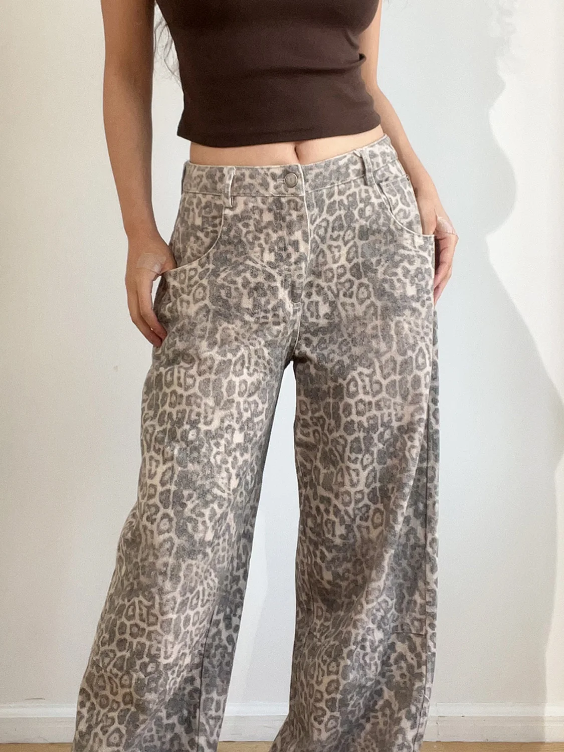 ハイウエストレッグパンツ レトロ豹柄 フィットスタイル 40代女性の日常コーデに最適