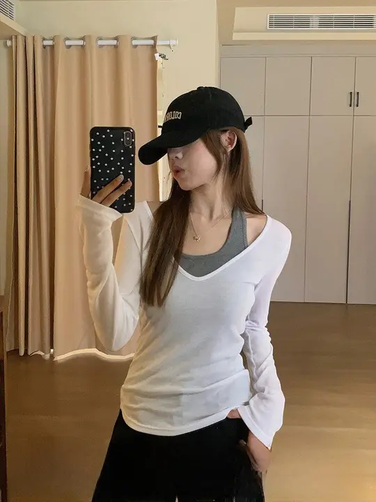 Vネックデザインのフレンチスタイルトップスとキャミソール【レイヤード対応・女性用・シンプルカラー】（セットアップ対応）