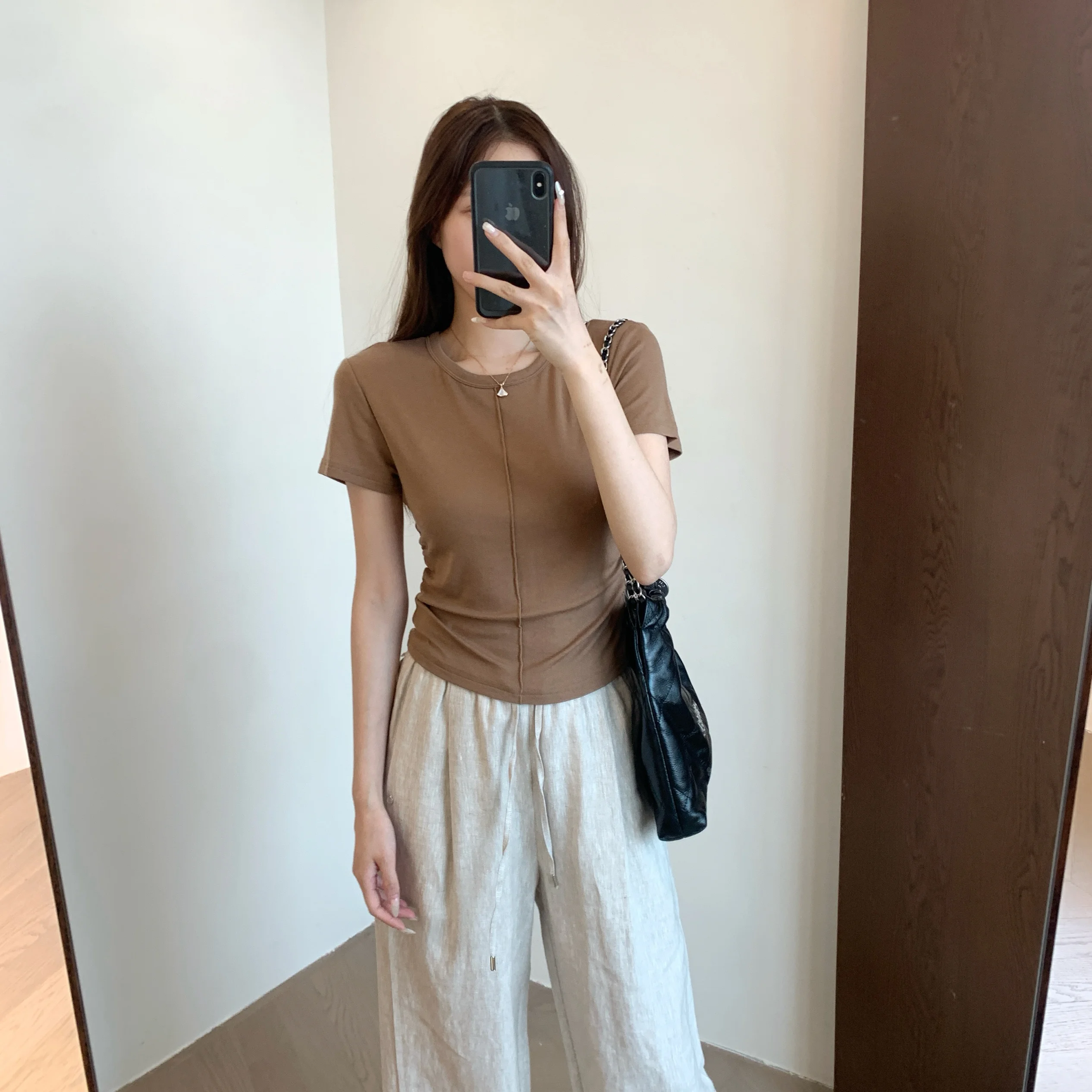 ライセルウールの脊骨装飾ライン入りTシャツ：背中ラインのデザインと実用性を解説